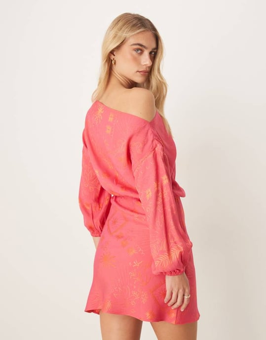 Never Fully Dressed Plus Tilly off shoulder plisserad miniklänning i rosa och röd - Image 4