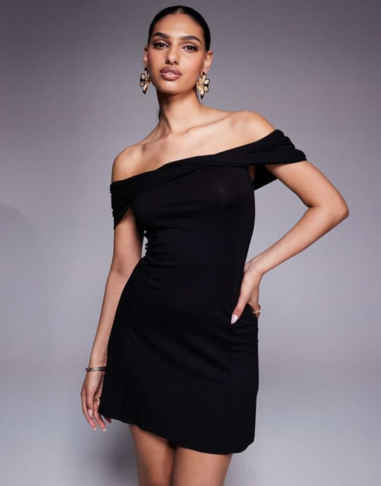 ASOS DESIGN mini klänning med avskuret axelparti i svart - Image 2