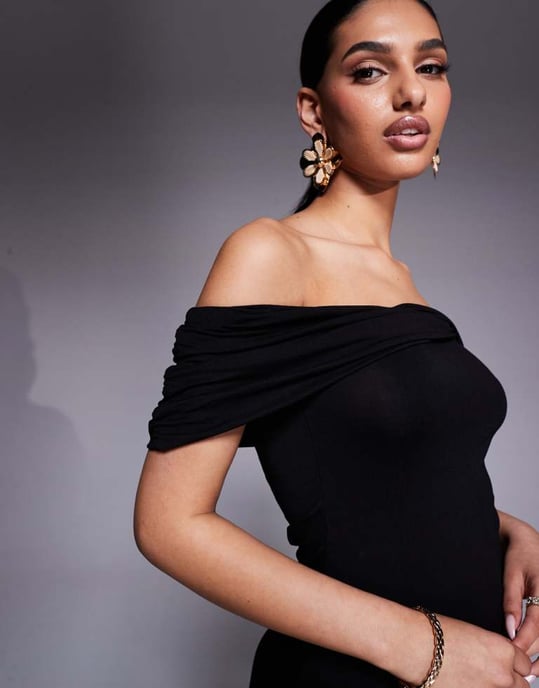 ASOS DESIGN mini klänning med avskuret axelparti i svart - Image 4