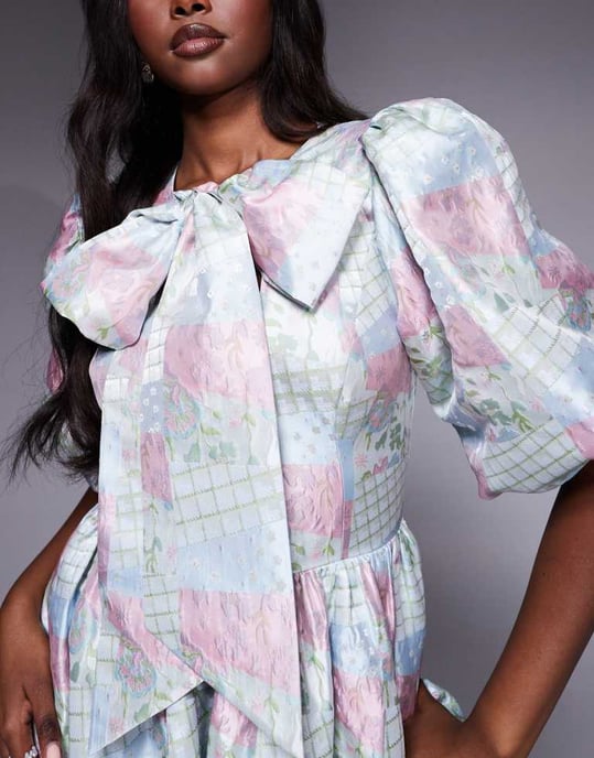 ASOS LUXE jacquard puffärmad mini klänning med båge i flerfärgad lapptäckstryck - Image 3