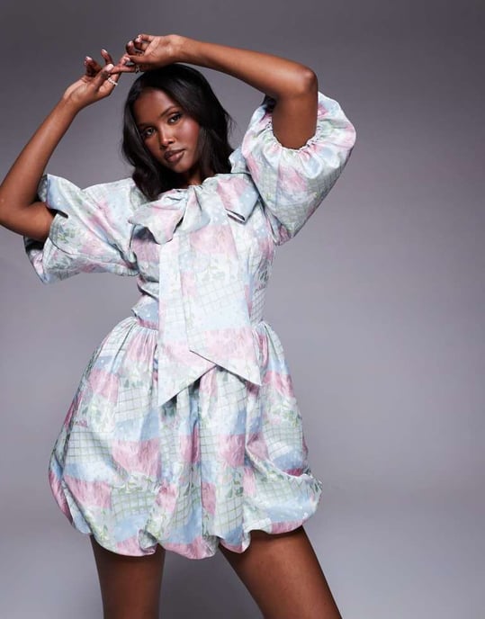 ASOS LUXE jacquard puffärmad mini klänning med båge i flerfärgad lapptäckstryck - Image 4
