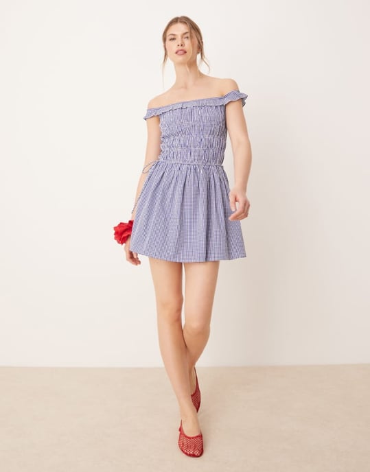Glamorös rynkad off-shoulder mini klänning i blått rutmönster - Image 1