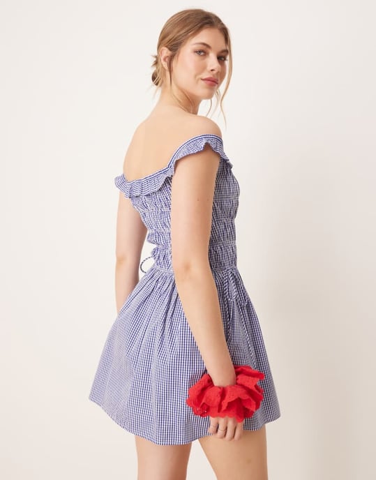 Glamorös rynkad off-shoulder mini klänning i blått rutmönster - Image 2