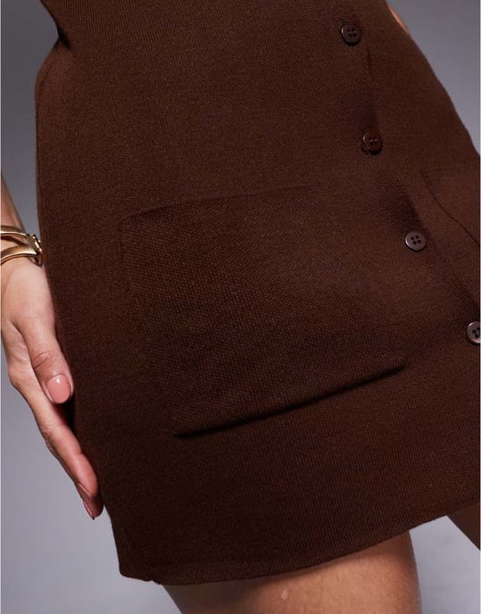 ASOS DESIGN stickad kompakt miniklänning med fickor i brun - Image 2
