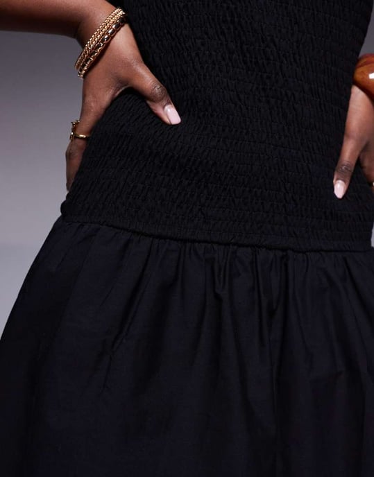 ASOS DESIGN miniklänning med snäva rynkor och sänkt midja i svart - Image 4