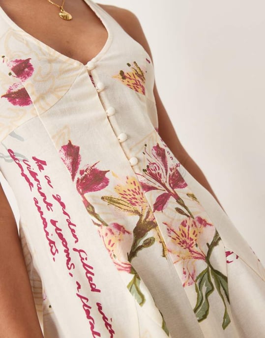 ASOS DESIGN halterneck mini sommarklänning med godetkjol i rosa pratande tryck - Image 2