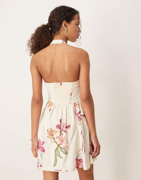 ASOS DESIGN halterneck mini sommarklänning med godetkjol i rosa pratande tryck - Image 3