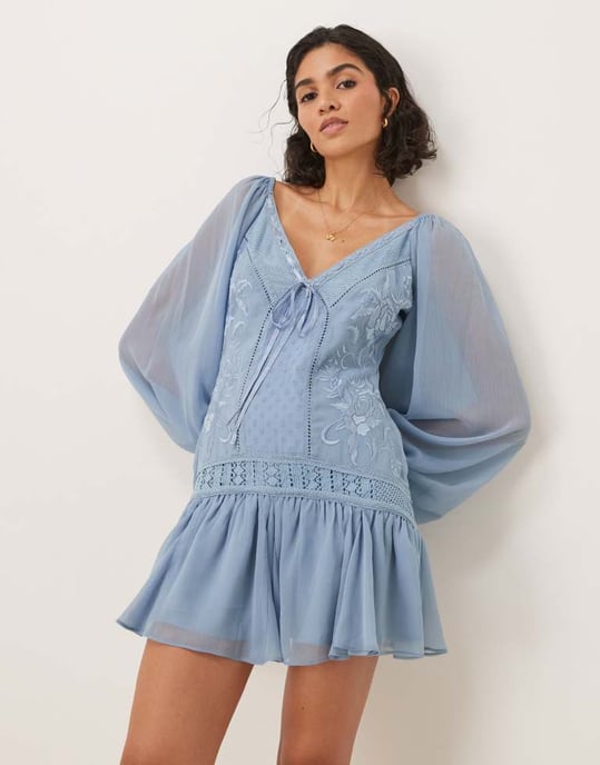 ASOS DESIGN blousonärm mini klänning med dobby- och broderidetaljer i blått - Image 3