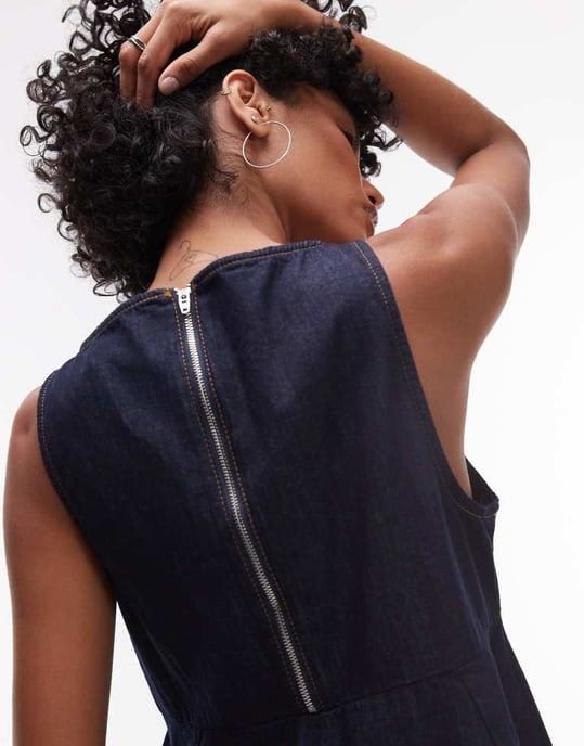 Topshop jeansklänning med slitsad halsringning och fladdrande mini i tvättad denim - Image 2