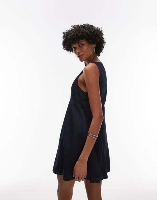 Topshop jeansklänning med slitsad halsringning och fladdrande mini i tvättad denim - Image 3