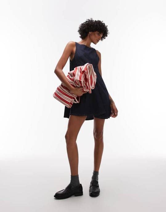 Topshop jeansklänning med slitsad halsringning och fladdrande mini i tvättad denim - Image 4