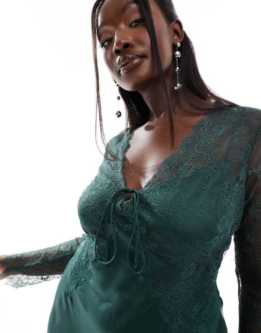 ASOS DESIGN Curve satin- och spetsblandning bias maxi klänning med snörning fram och urtagning bak i djupgrön - Image 3