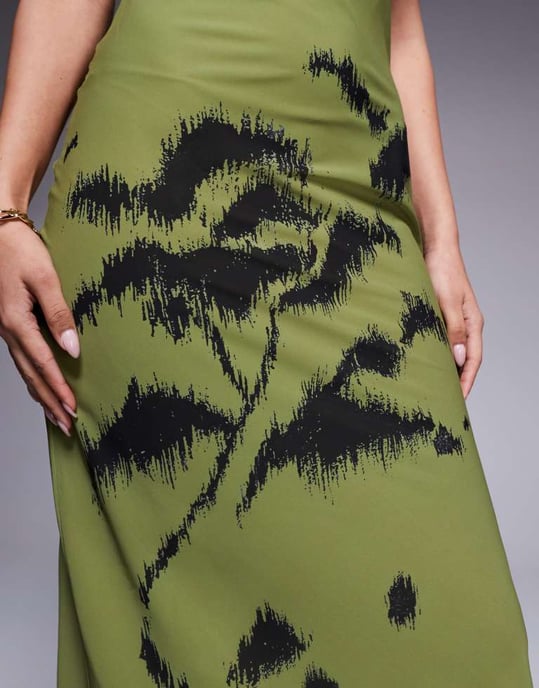 ASOS DESIGN chiffong maxiklänning med snitt vid halsen och skissartad blommig tryck - Image 2