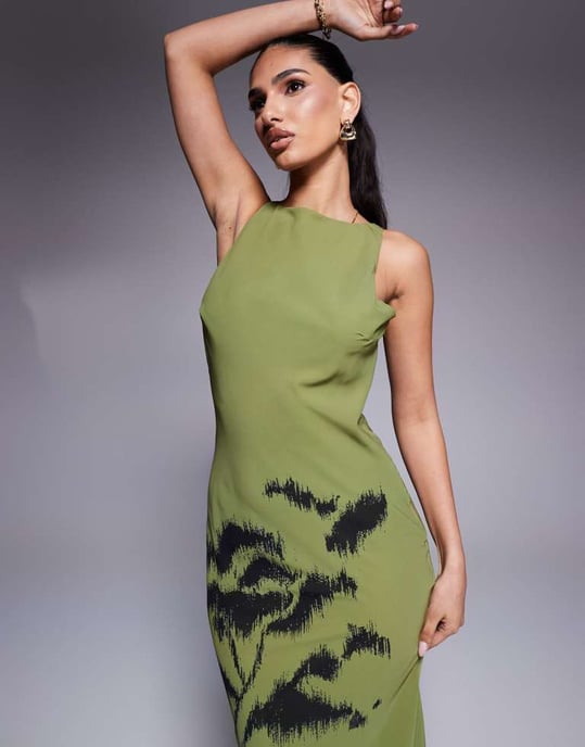 ASOS DESIGN chiffong maxiklänning med snitt vid halsen och skissartad blommig tryck - Image 3