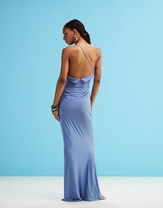 ASOS DESIGN maxiklänning med asymmetrisk halsringning och böjd tråddekoration i ljusblått - Image 3