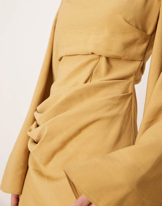 ASOS DESIGN långärmad midjeträna maxiklänning i mjuk guld - Image 3