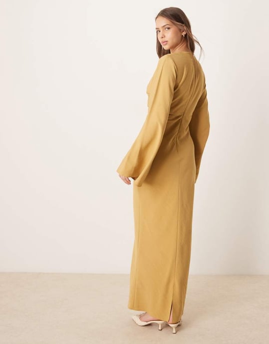 ASOS DESIGN långärmad midjeträna maxiklänning i mjuk guld - Image 4