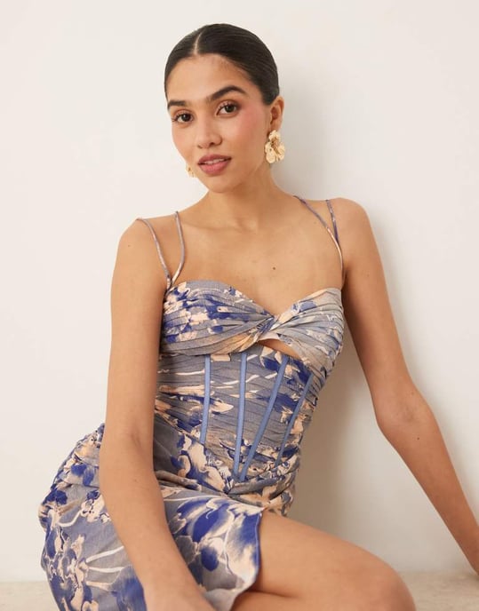 ASOS DESIGN draperad korsettsmaxiklänning med volangkjol och remmdetaljer i blå blommönster - Image 4