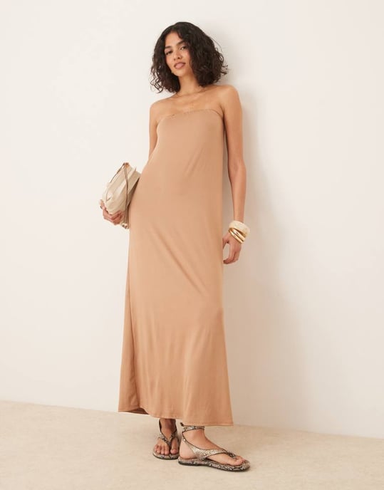 ASOS DESIGN bandeau maxiklänning i kamel - Image 2