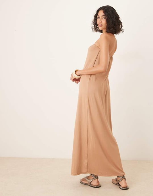 ASOS DESIGN bandeau maxiklänning i kamel - Image 3