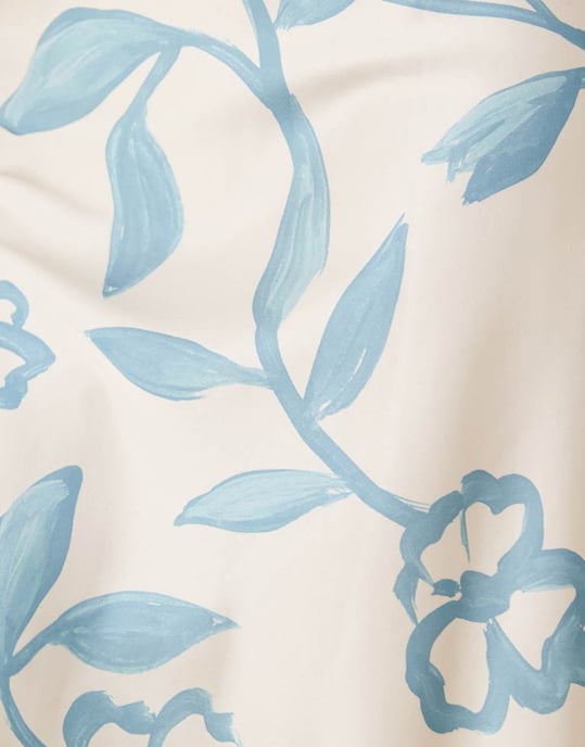 AWARE maxi slipklänning i blått illustrativt blommönster - Image 4