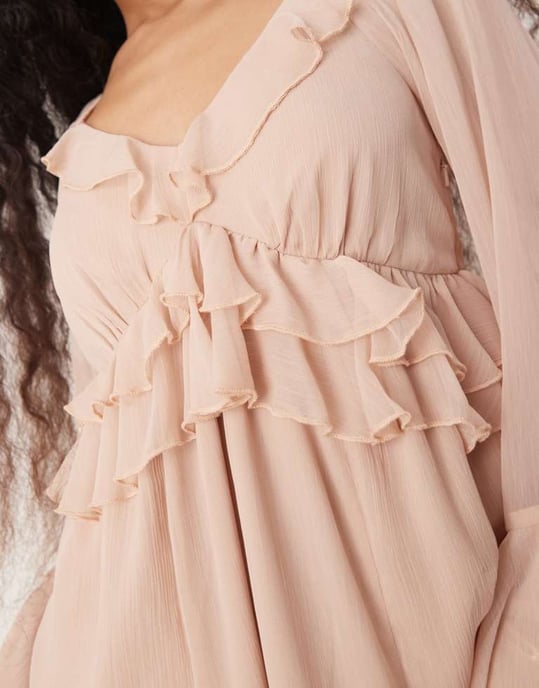 Miss Selfridge Petite chiffong boho volang maxiklänning i rosa - Image 4
