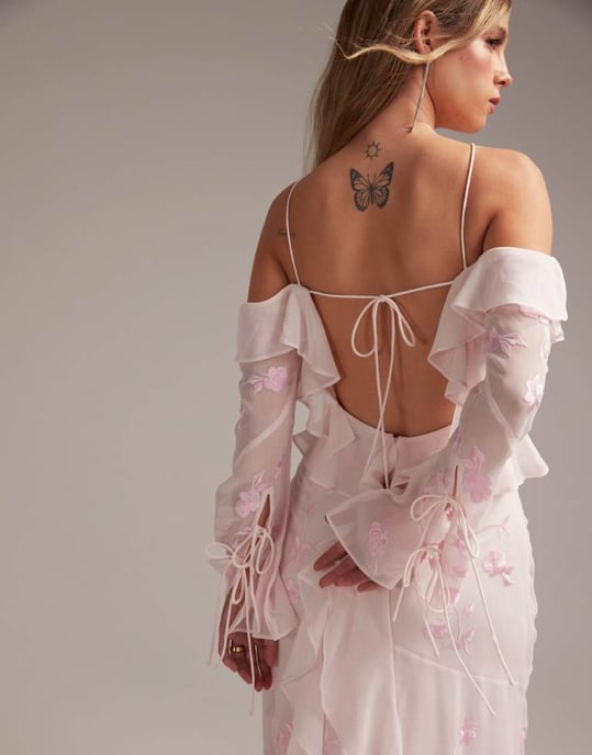 ASOS DESIGN Brudtärneklänning med volanger och kall axel i mjuk rosa - Image 2