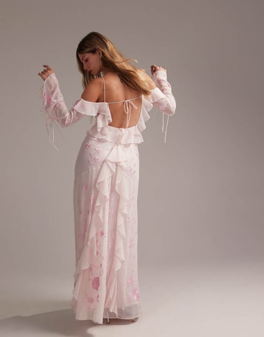 ASOS DESIGN Brudtärneklänning med volanger och kall axel i mjuk rosa - Image 3