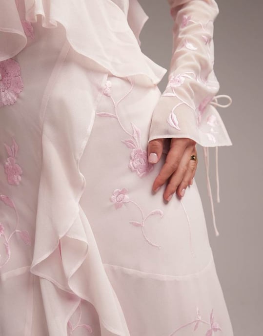 ASOS DESIGN Brudtärneklänning med volanger och kall axel i mjuk rosa - Image 4