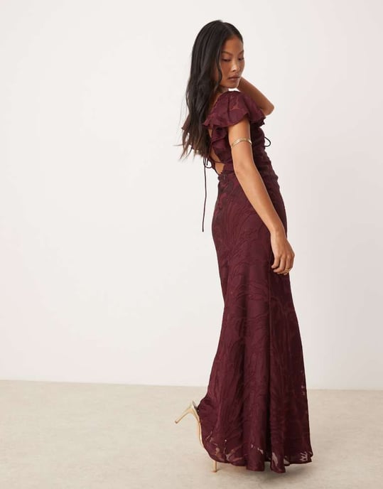 ASOS DESIGN Petite fladderärm burnout maxiklänning i aubergine - Image 4