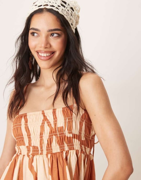 ASOS DESIGN rynkad byst bomullssatin maxiklänning i abstrakt mönster - Image 4