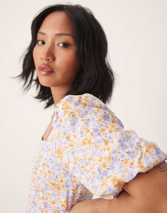 Ingen annans barn Petite Lara puffärmar midi klänning i blå och orange blommönster - Image 4