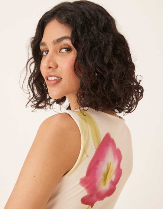 ASOS DESIGN ärmlös midiklänning i kräm med placerade blommor - Image 3