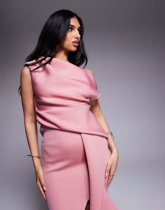 ASOS DESIGN asymmetrisk axelmanipulerad veckad midiklänning i dammig ros i scuba-stil tyg - Image 4