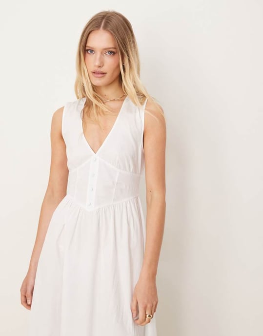 ASOS DESIGN v-ringad midiklänning med midjeband och knappar i off white - Image 2