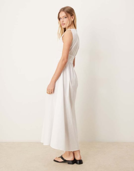 ASOS DESIGN v-ringad midiklänning med midjeband och knappar i off white - Image 3