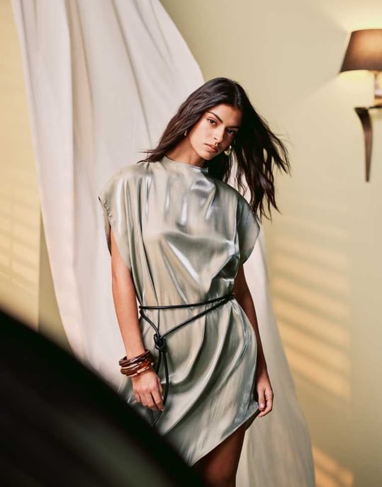 ASOS DESIGN asymmetrisk cape midiklänning med hög hals i grön skimrande - Image 2