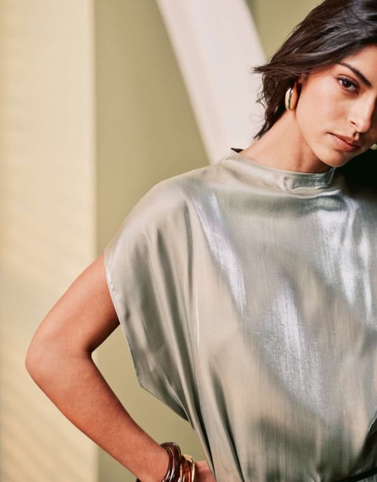 ASOS DESIGN asymmetrisk cape midiklänning med hög hals i grön skimrande - Image 3