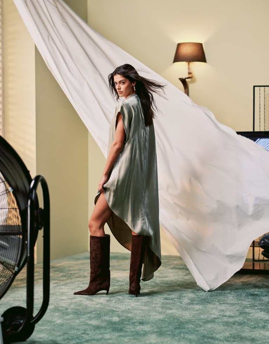 ASOS DESIGN asymmetrisk cape midiklänning med hög hals i grön skimrande - Image 4