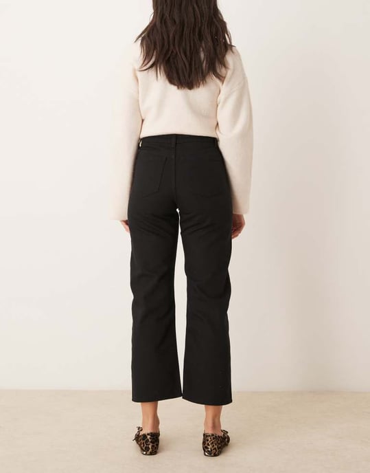 ASOS DESIGN cropped raka jeans i svart - Image 3