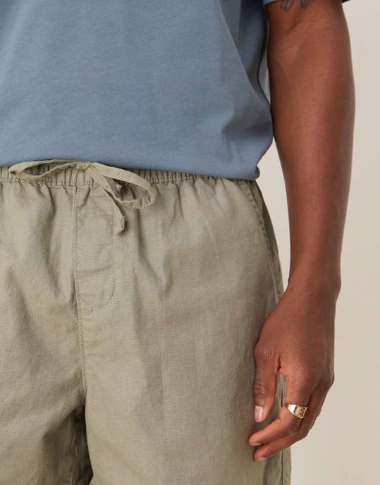 ASOS DESIGN kortare linneblandade shorts i khaki - Image 4