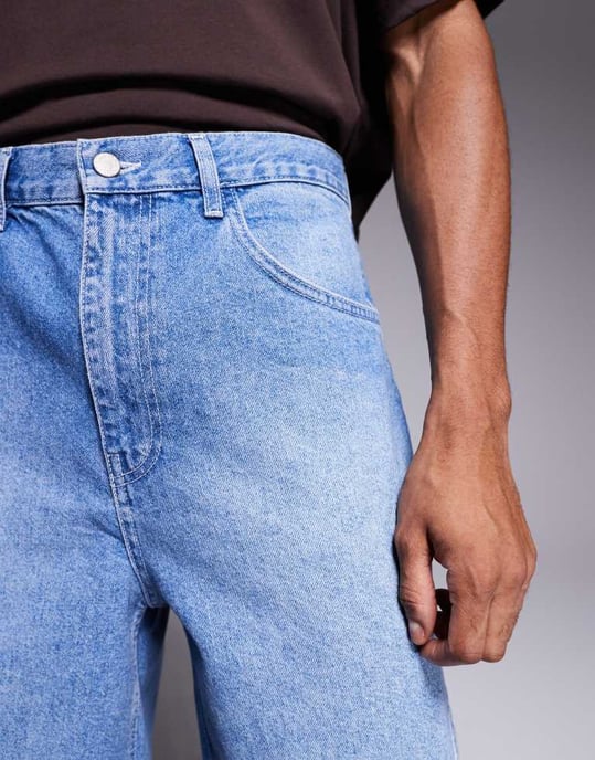 ASOS DESIGN lång längd denimjorts med twistad söm i ljus tvättad blå - Image 2