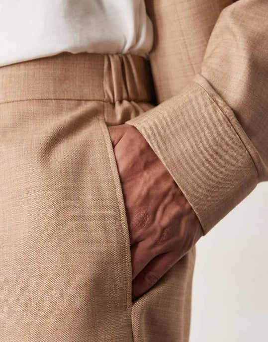 ASOS DESIGN smart co-ord bermudashorts i kamelfärgad textur med elastisk midja - Image 3