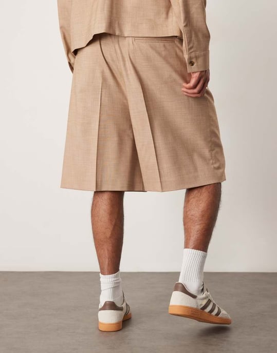 ASOS DESIGN smart co-ord bermudashorts i kamelfärgad textur med elastisk midja - Image 4