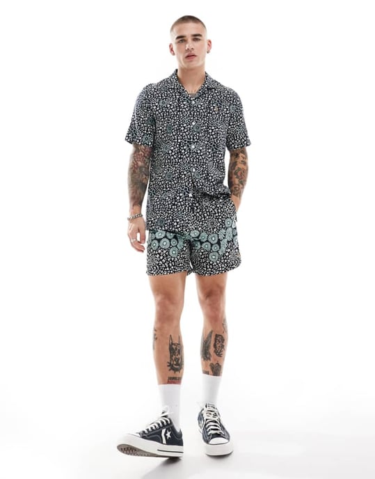Farah colbert koord blommönstrad badshorts i marinblå - Image 1