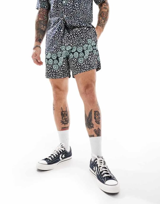 Farah colbert koord blommönstrad badshorts i marinblå - Image 2