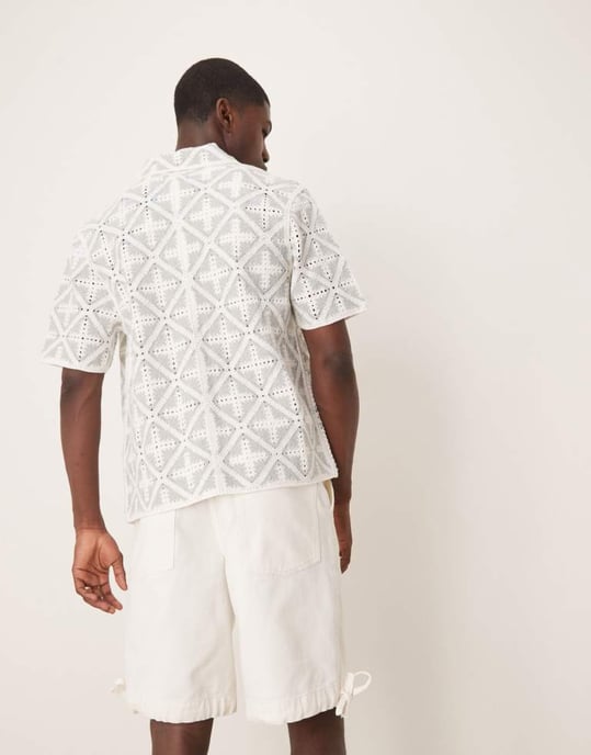 ASOS DESIGN längre shorts med veckdetaljer i ecru - Image 4