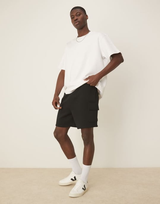 ASOS DESIGN överdimensionerad cargo shorts i svart - Image 2