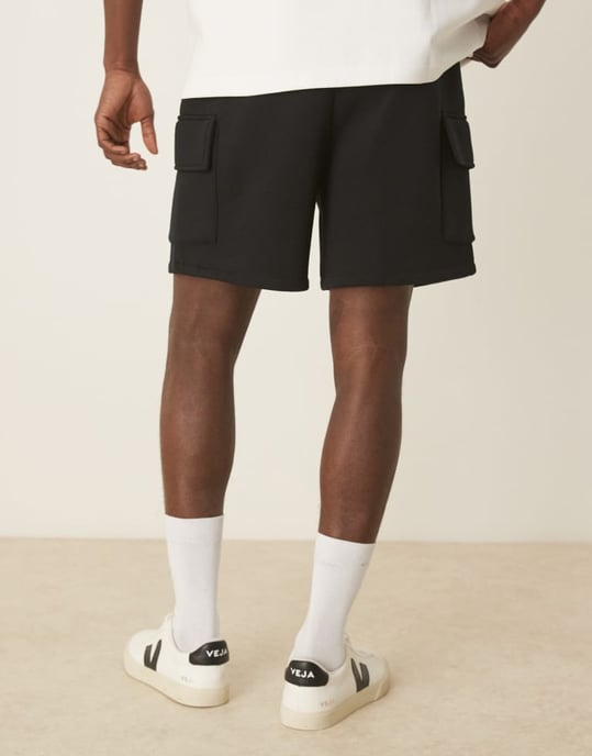 ASOS DESIGN överdimensionerad cargo shorts i svart - Image 3