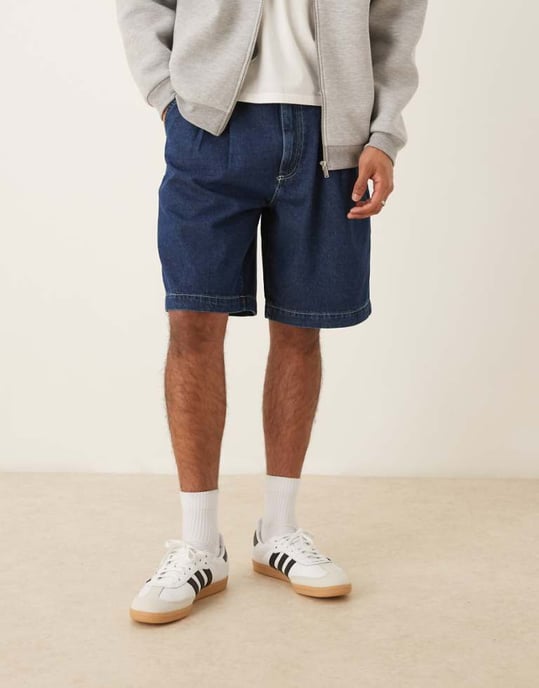 ASOS DESIGN mid length breda denimshorts med veck i mörk tvättad blå - Image 1